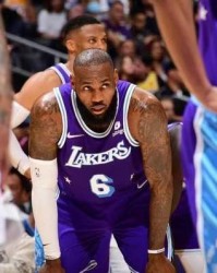  布克砍下四十分太阳战胜马刺巩固西部榜首